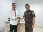 Ket. Foto : Ahmad Adam Divisi Inteijen dan Investigasi Indonesia tengah Lembaga Pemantau Pembangunan Dan Kinerja Pemerintah Foto Bersama Kepala Seksi Penerangan Hukum (Kasipenkum) Kejati Sulteng, Abd. Sofian, S.H., M.H
