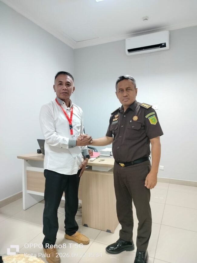Ket. Foto : Ahmad Adam Divisi Inteijen dan Investigasi Indonesia tengah Lembaga Pemantau Pembangunan Dan Kinerja Pemerintah Foto Bersama Kepala Seksi Penerangan Hukum (Kasipenkum) Kejati Sulteng, Abd. Sofian, S.H., M.H